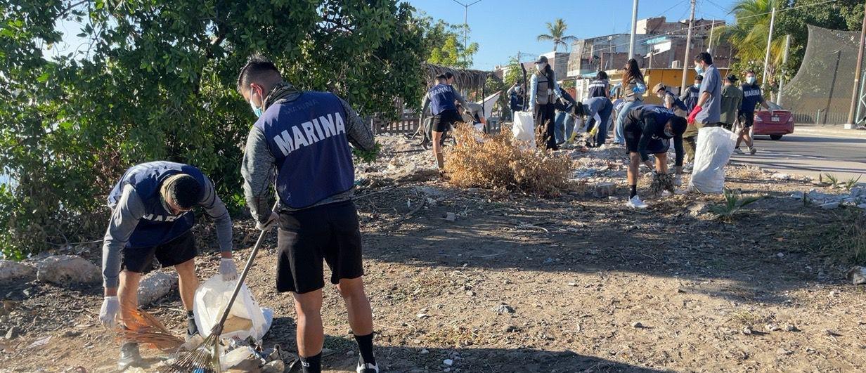 $!Marina participa en la Campaña Nacional de Limpieza de Playas y Costas en Mazatlán