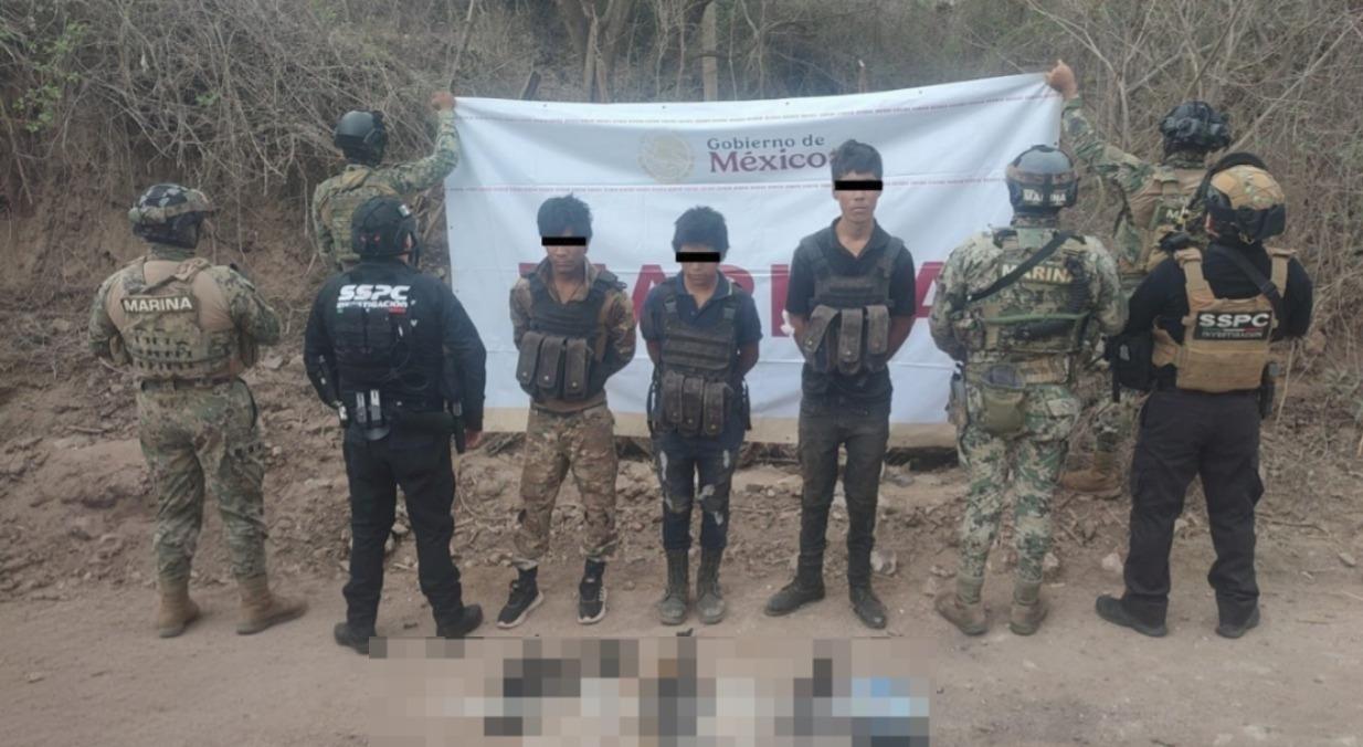$!Marina libera a hombre privado de la libertad y asegura armamento y material explosivo en Sinaloa