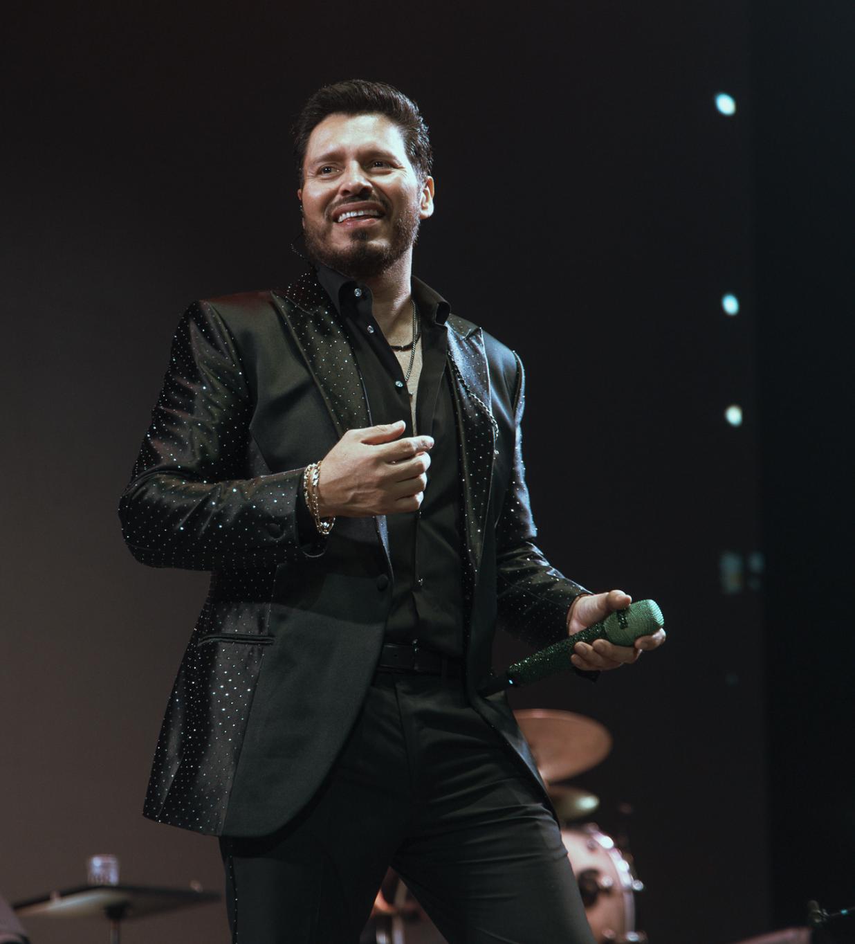 $!Walo Silvas vocalista de la Banda MS feliz con el lanzamiento de la versión en vivo de Tu falta de querer, tema que nació de la respuesta del público.