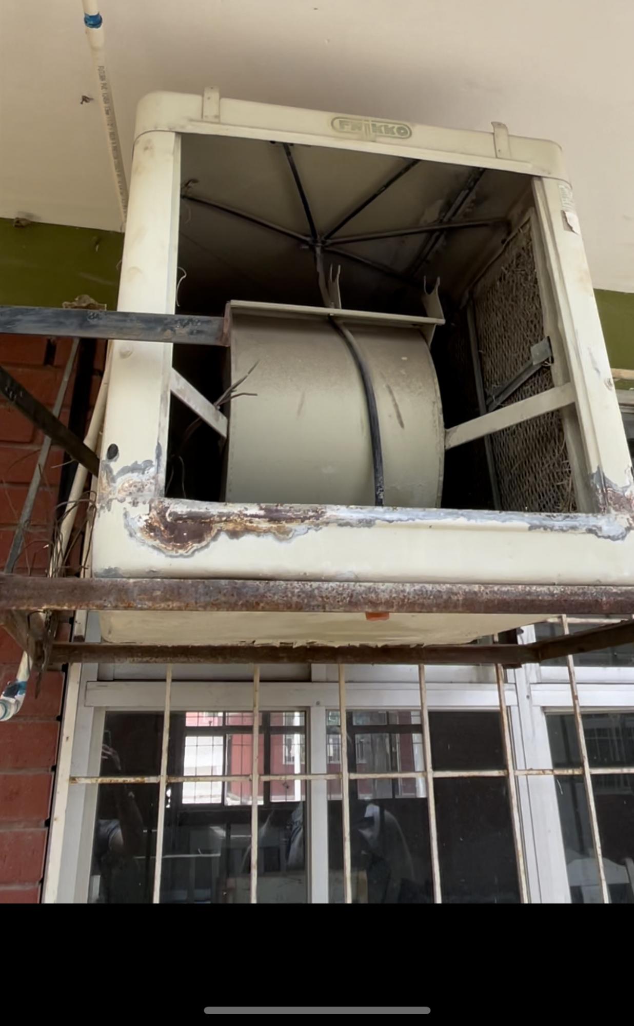 $!Los ladrones se robaron 12 motores de los aparatos de aire, que en el mercado valdrían aproximadamente mil 800 pesos cada uno.