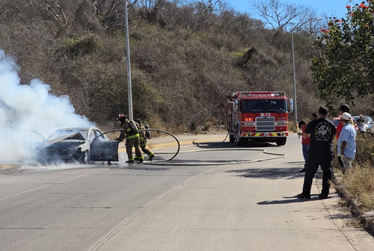 $!Se incendian dos autos en diferentes puntos de Mazatlán