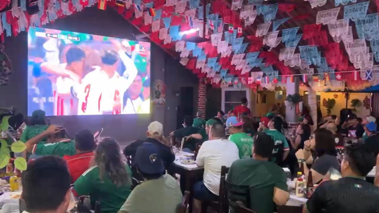 $!Pasión mundialista desborda en bares del Centro de Culiacán; México cae ante Inglaterra