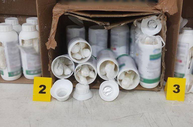 Aseguran cargadores de tambor para fusil y más de 100 envoltorios con cristal, en Culiacán