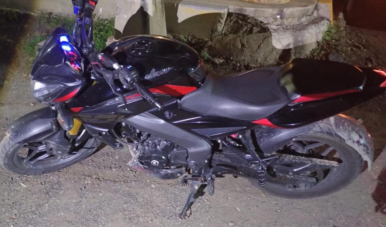 $!Detienen a dos hombres en el fraccionamiento Alarcón de Mazatlán tras persecución por robo de motocicleta