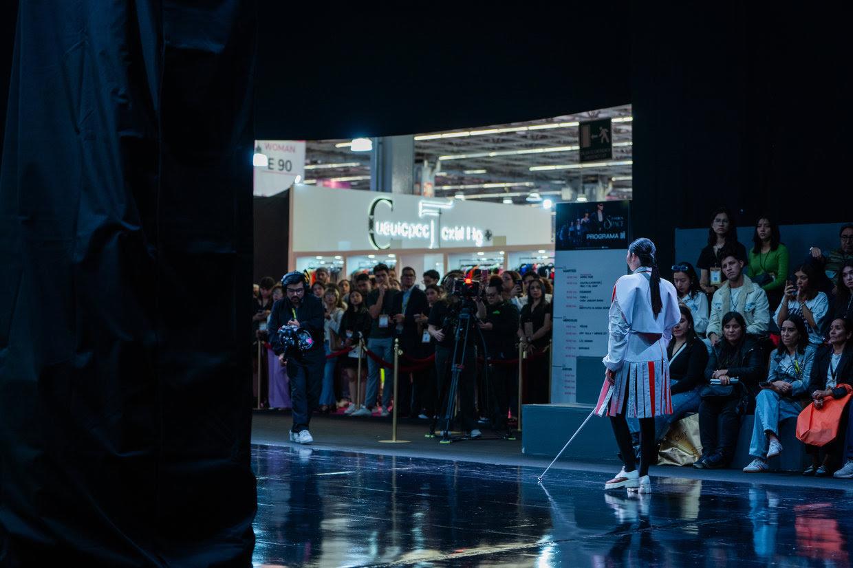 $!El cierre fue con Sarahi Vázquez, una modelo con discapacidad visual que portaba un hábito blanco con escritos en braille del El Principito.