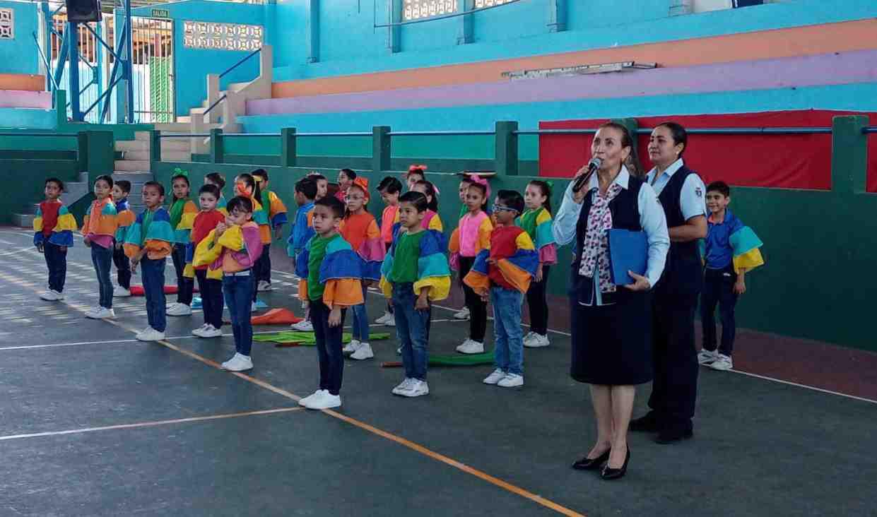 $!Silvina Venegas Arreola, directora de primaria de la institución, expresó unas palabras de felicitaciones a los ganadores.