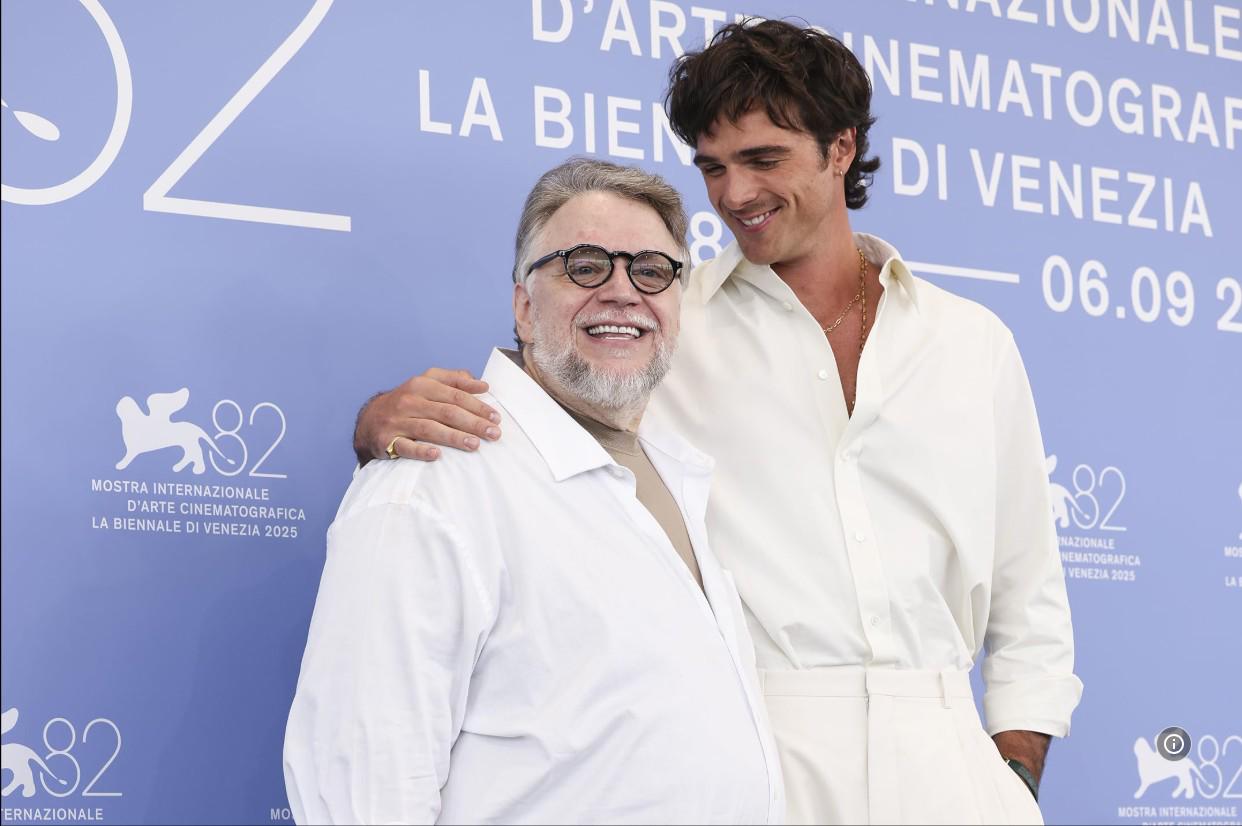 $!El cineasta Guillermo del Toro y el actor Jacob Elordi, interprete de ‘Frankenstein’.
