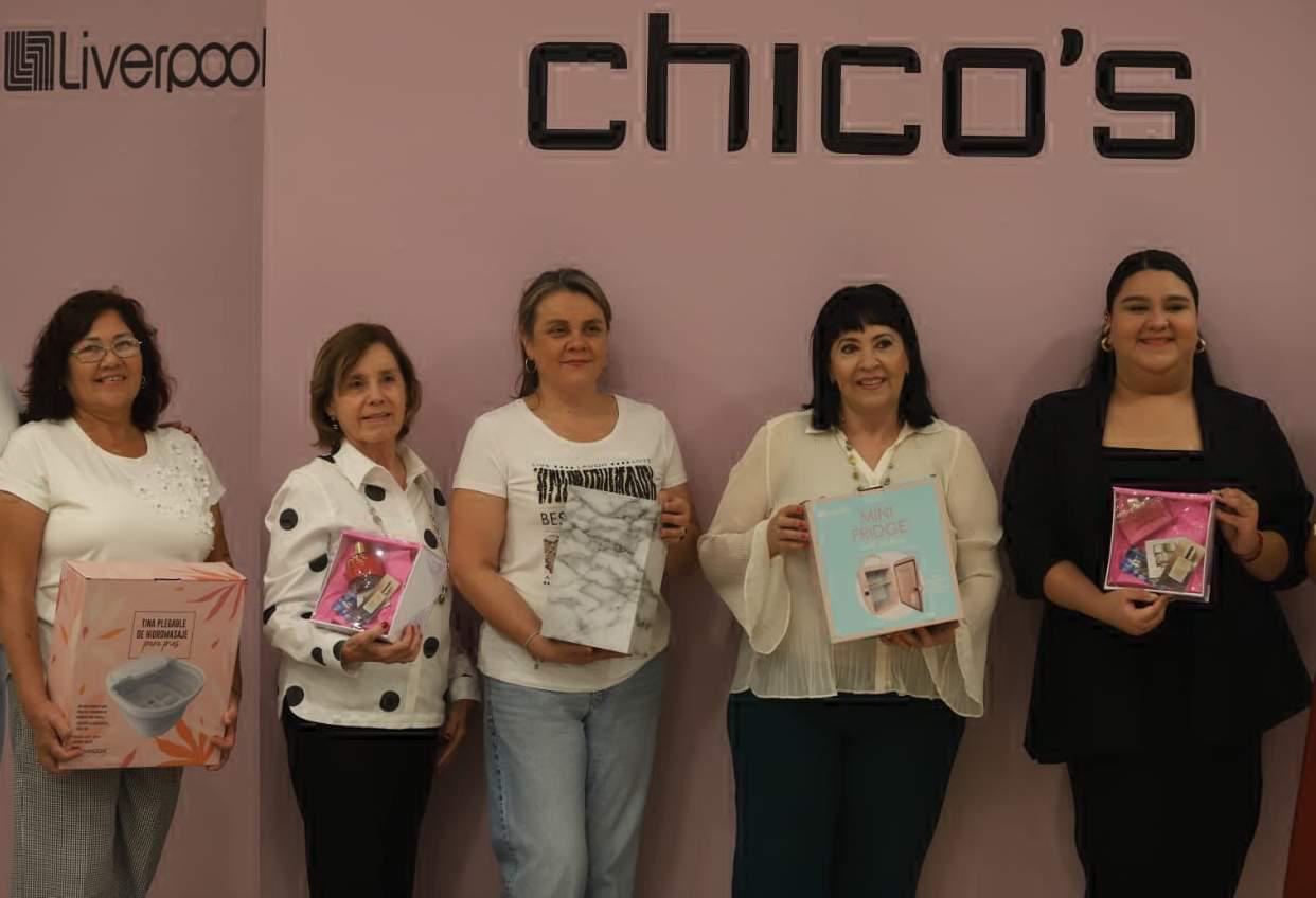 $!Las asistentes participaron en la rifa de regalos.