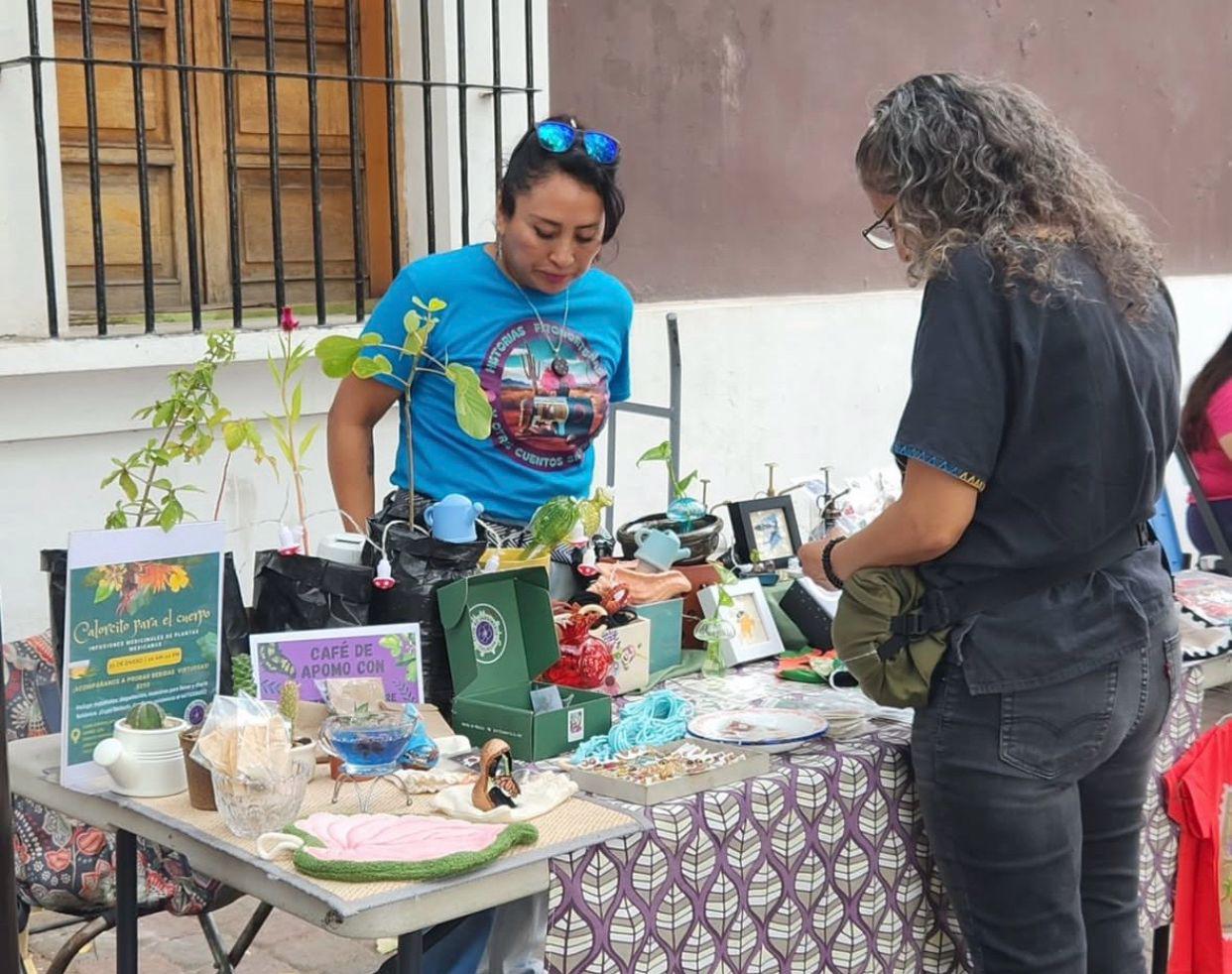 $!El público recorrió el tianguis cultural en el que se ofrecieron diversos productos.