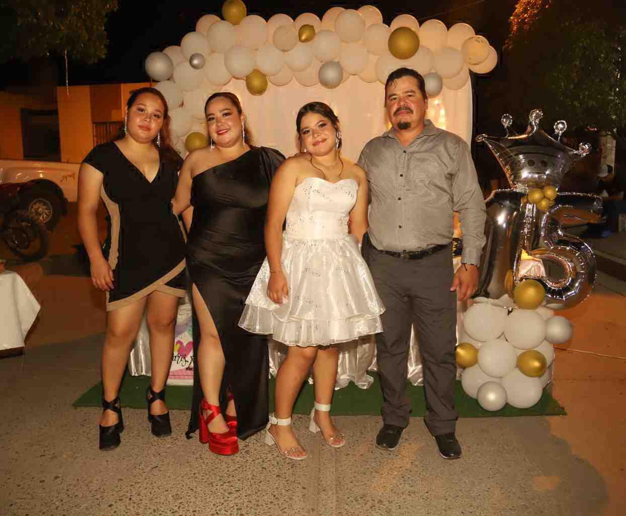 $!La quinceañera entre sus hermanas, Ashley y Juliette Arreola, y su papá Blas Arreola.