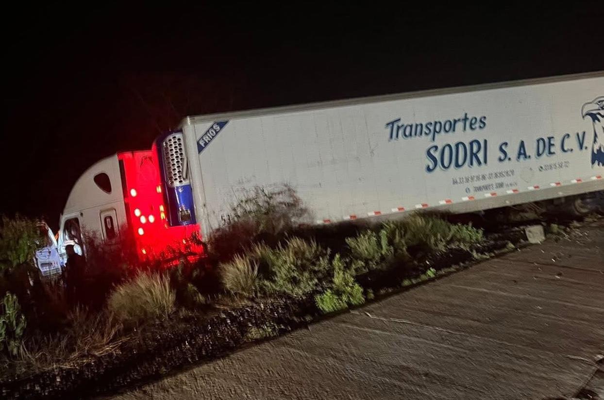 $!Choque y volcadura en la autopista Mazatlán-Culiacán deja 4 lesionados