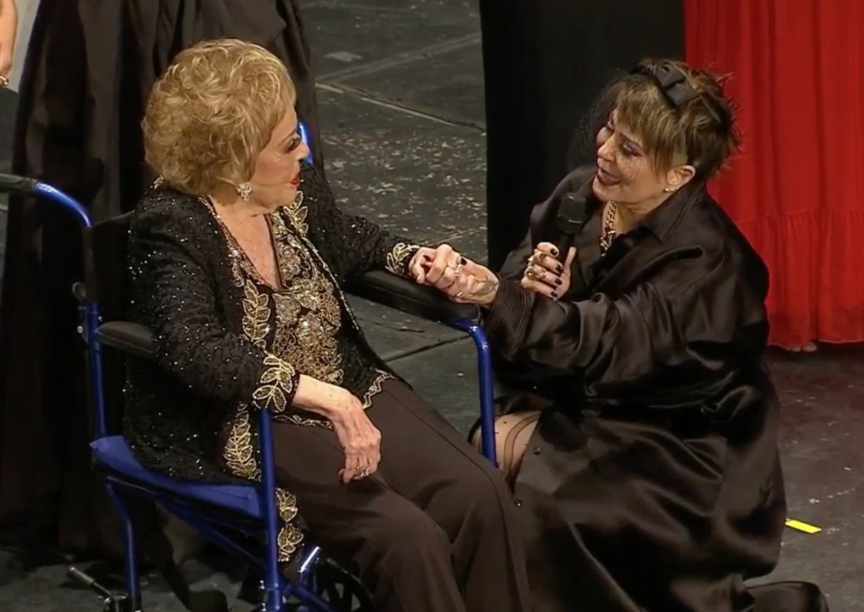 $!Alejandra Guzmán dedica una palabras a su madre durante su homenaje.