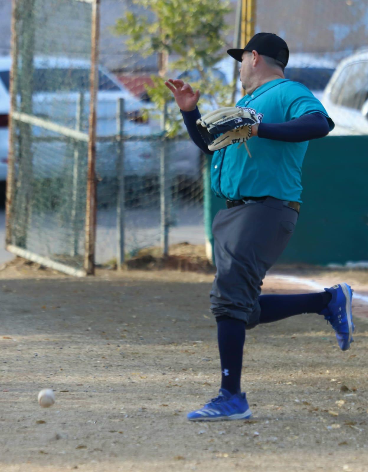 $!Familia Kelly domina duelo en la cumbre en Liga Meseros