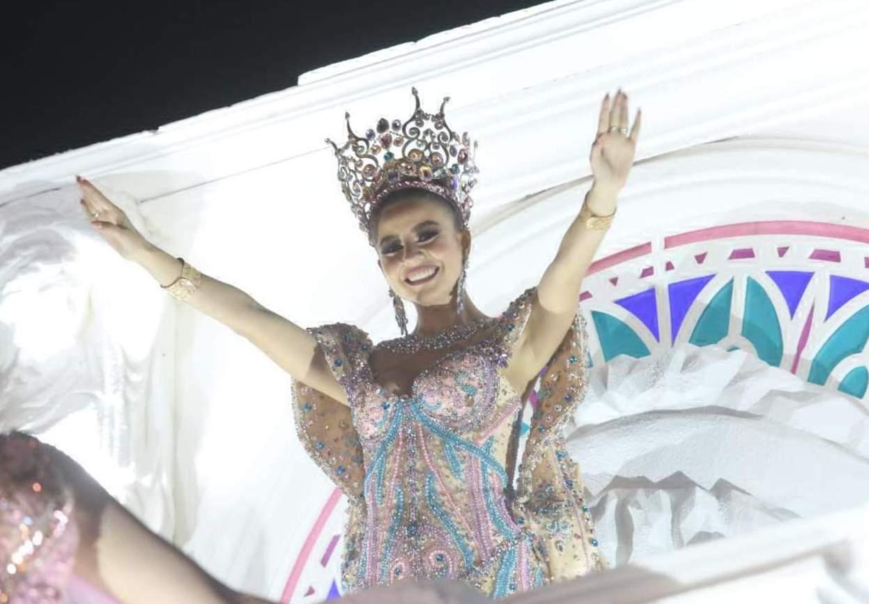 $!Ivanna Matamoros, Reina de los Juegos Florales del Carnaval 2022, durante el desfile.