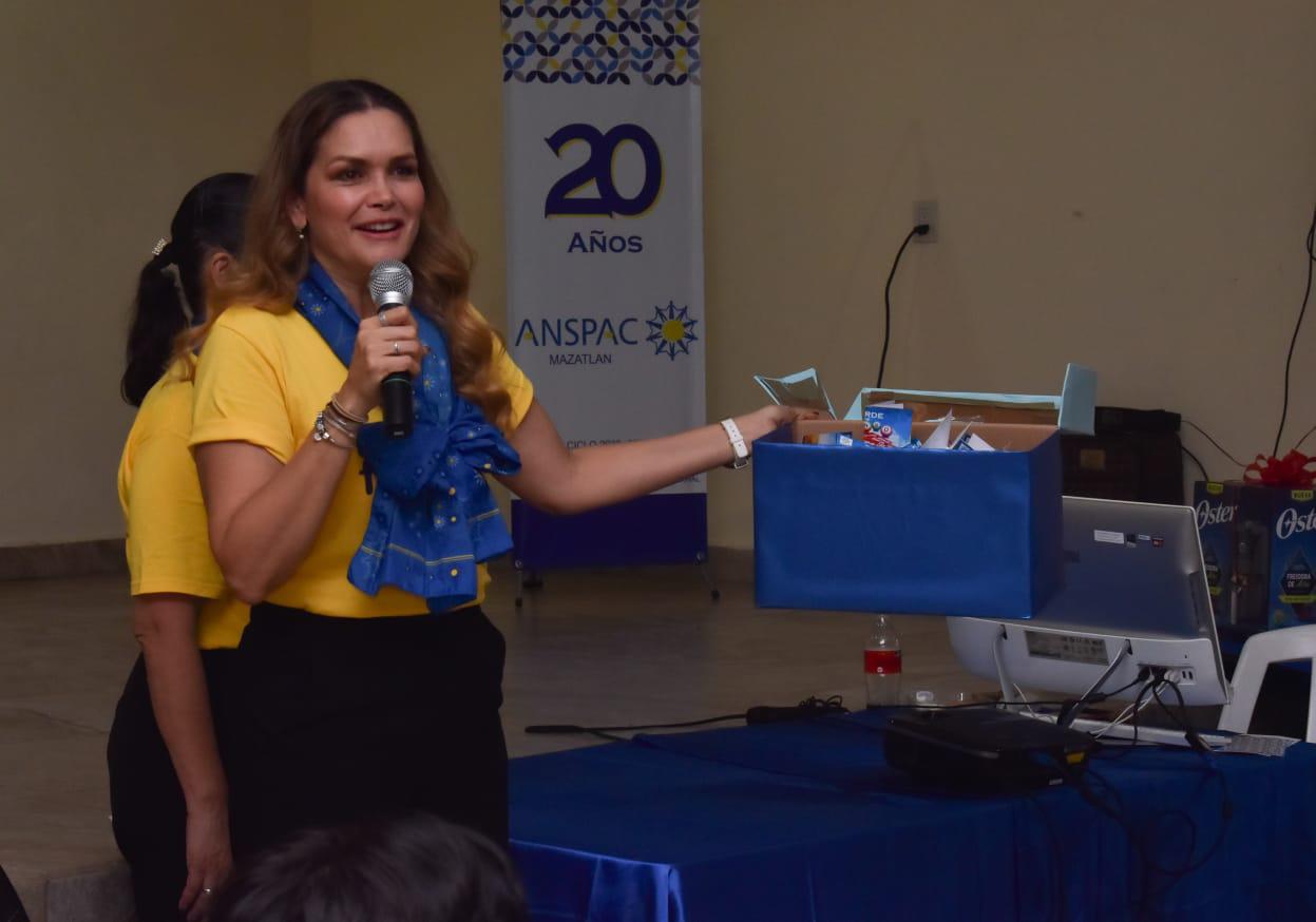$!Imelda Morales de Chicuate, presidenta de la asociación, dirigió la Tarde de Bingo.