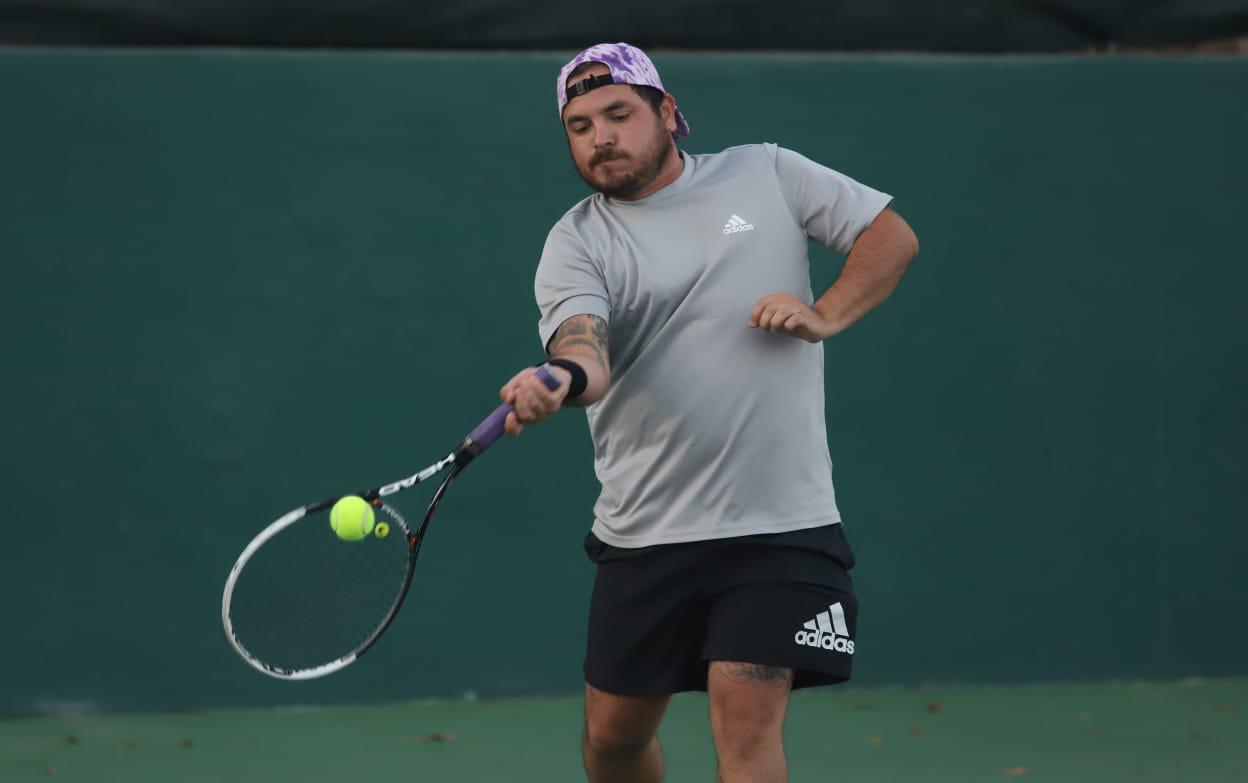 $!Jorge Aviña impone su experiencia en Copa de Tenis de la Primavera