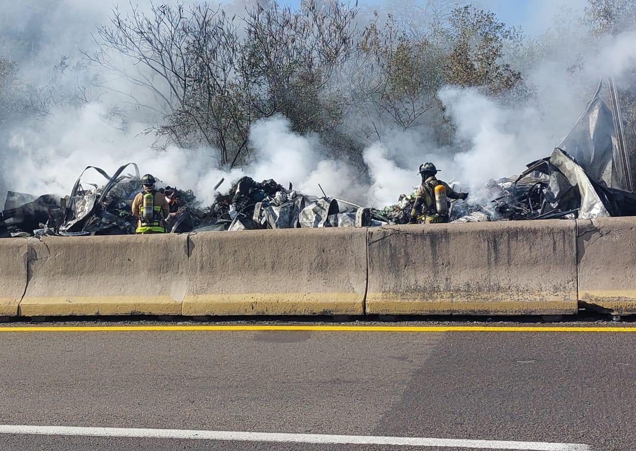 $!Chofer de tráiler muere carbonizado al chocar en la autopista Mazatlán-Culiacán