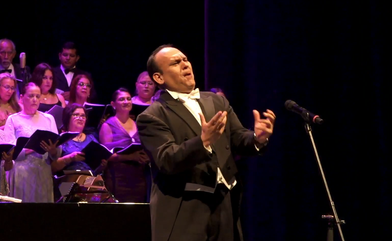$!El tenor navolatense José Manuel Chú en su presentación.