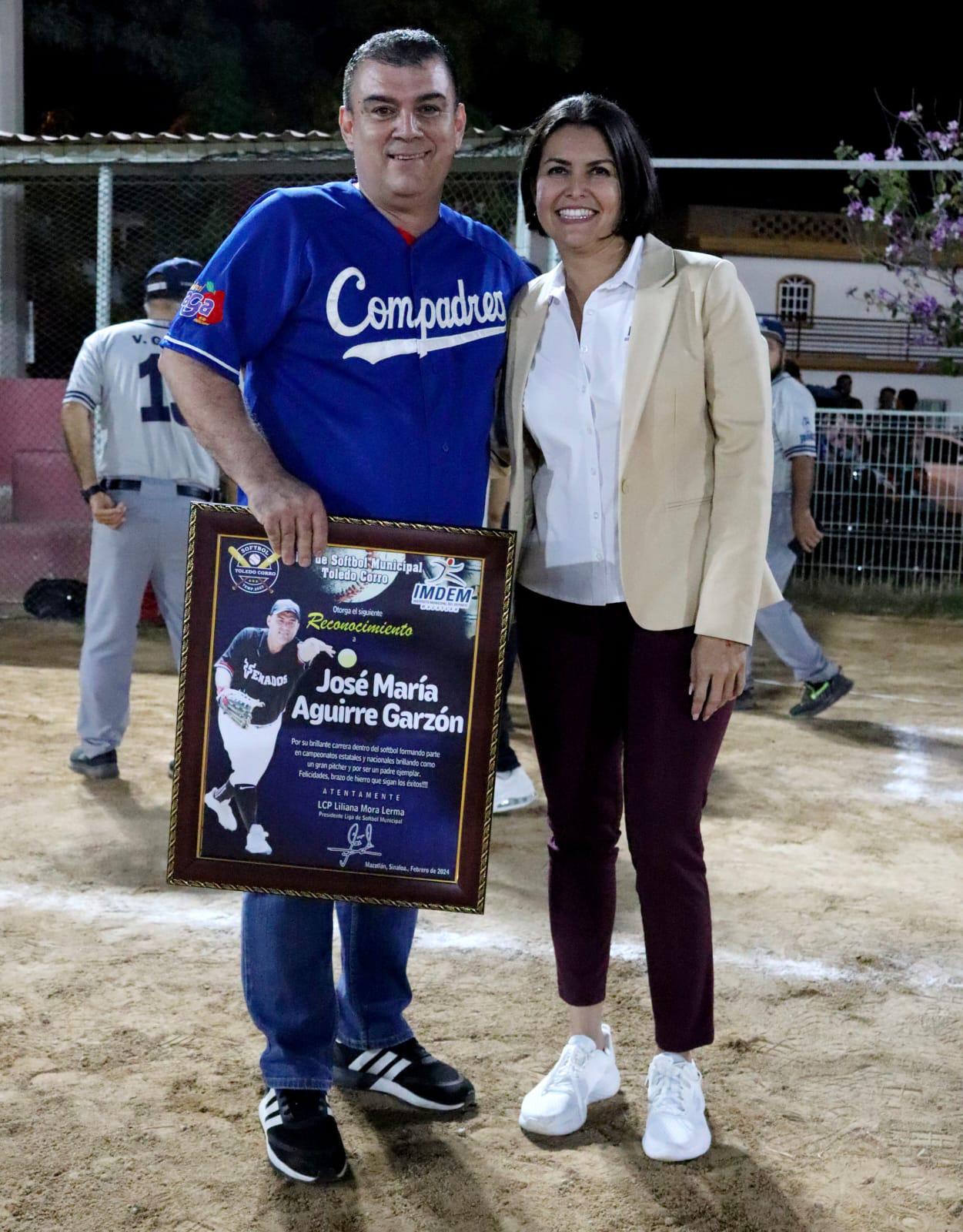 $!Premian e inauguran en la Liga de Softbol Imdem