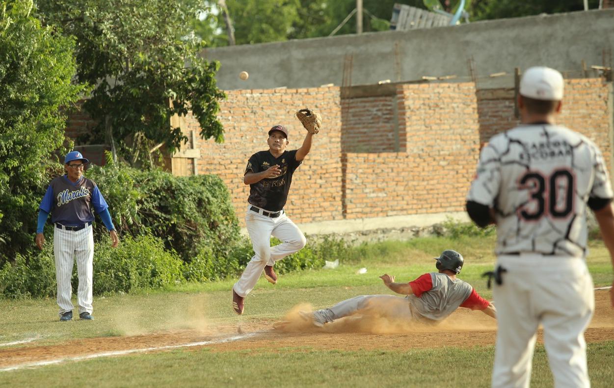 $!Lino’s empareja récord en Liga Meseros al Bat