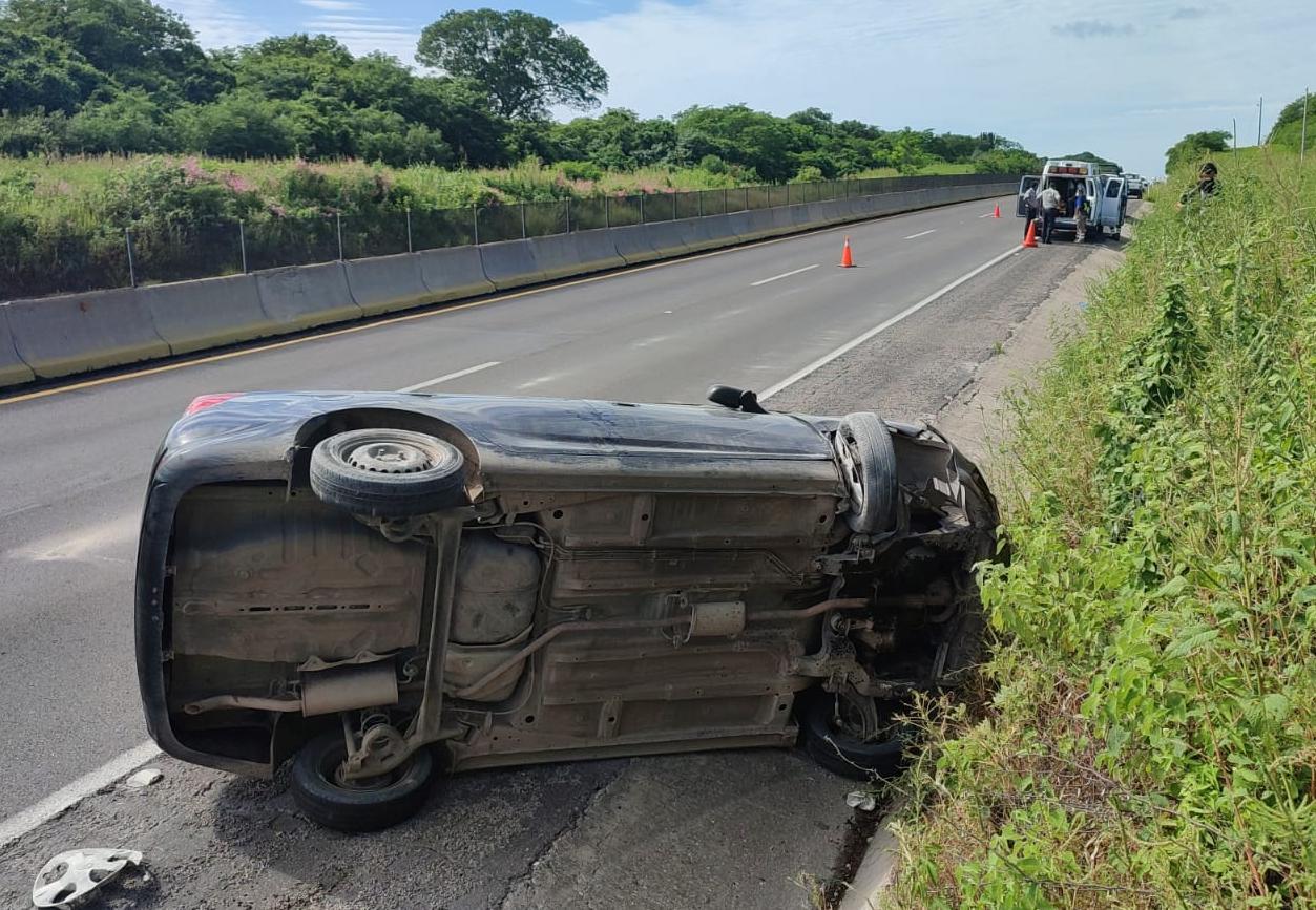 $!Trozo de llanta se desprende de tráiler y provoca volcadura de un automóvil en la Maxipista Mazatlán-Culiacán