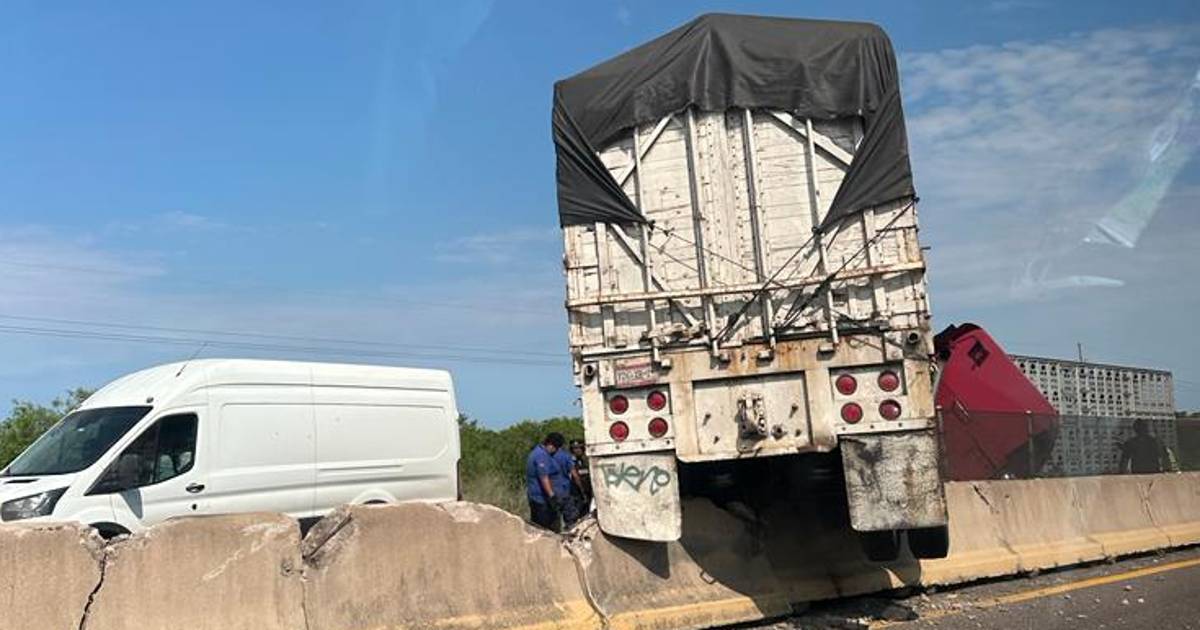 Tráiler choca contra muro de contención en la autopista Mazatlán-Culiacán