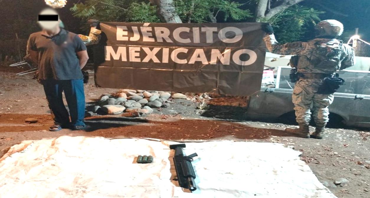 $!Marina y Ejercito aseguran armas y granadas en Culiacán