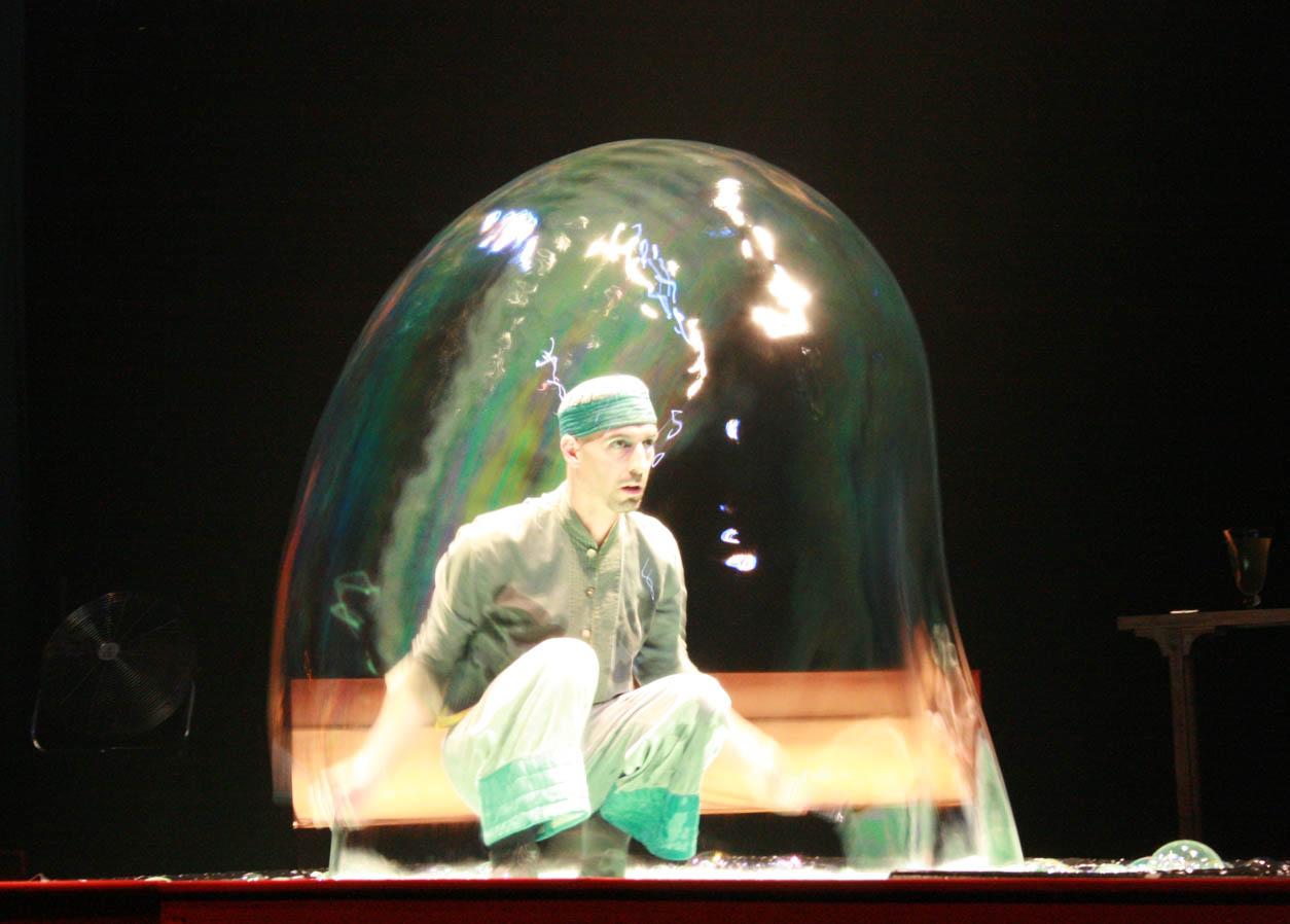 $!Encerrado en una burbuja gigante.