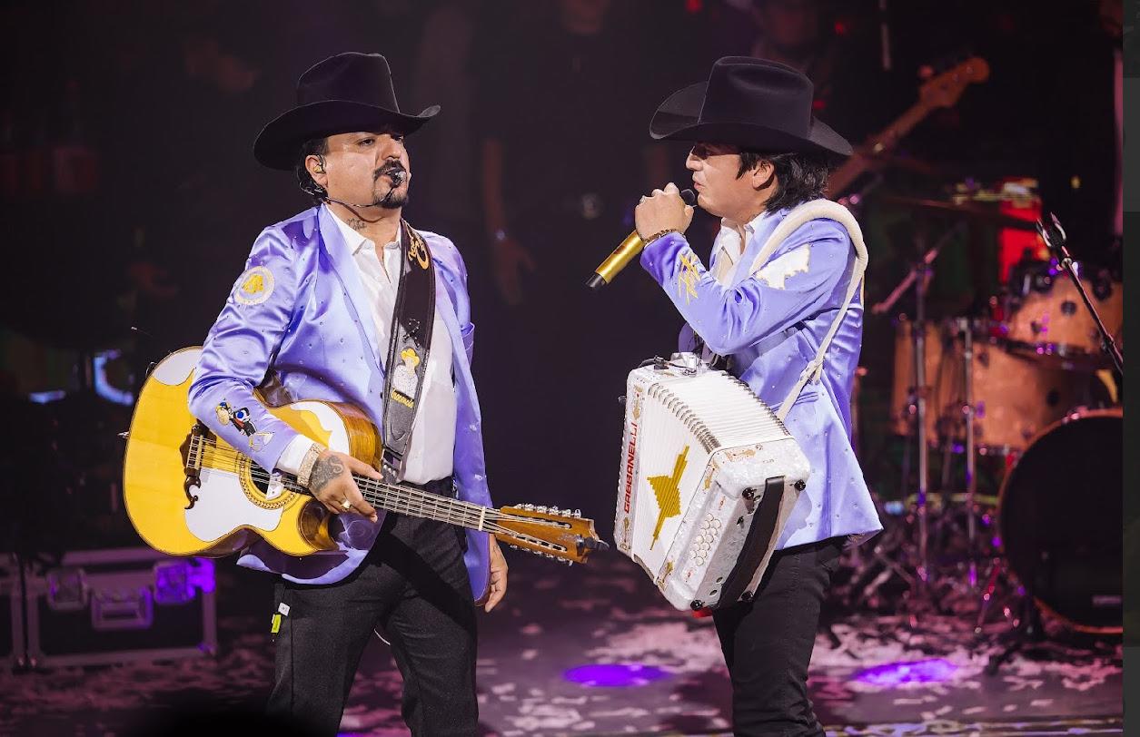 $!Los Dos Carnales encendieron al respetable público con su éxito “Vida Ventajosa”.