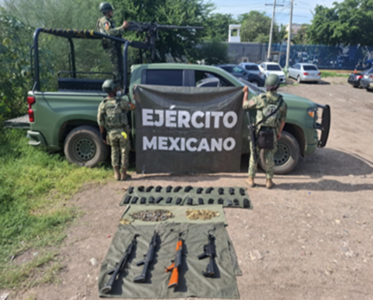 $!Ejército detiene a cinco civiles armados con rifles AK-47 en Culiacán