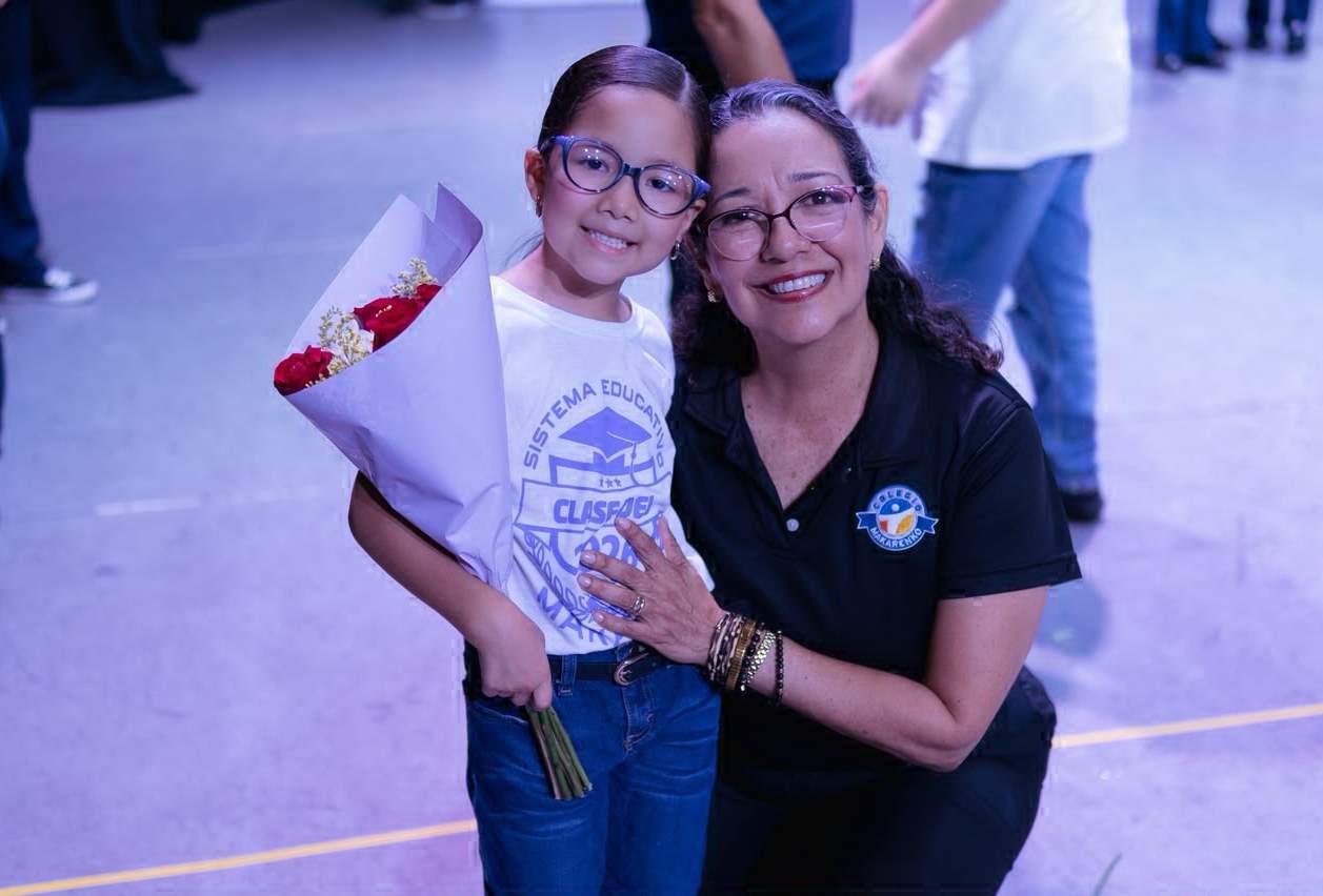 $!Victoria junto a su abuelita, Ana Olivia Arias.