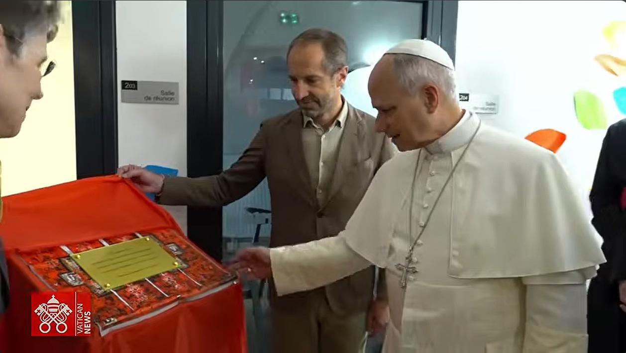 $!El Papa visita un centro para migrantes en París y destaca la contribución de las mujeres