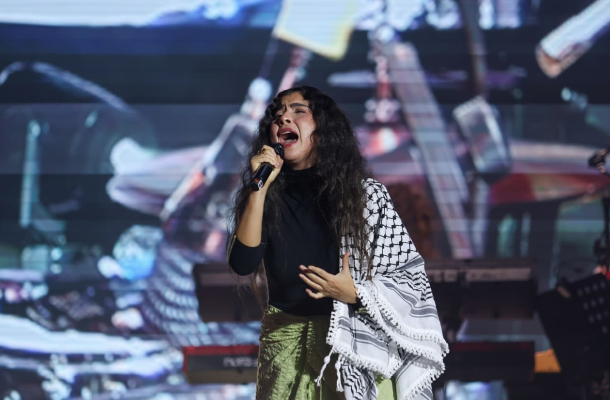 $!La artista invitada Silvana Estrada cantó el tema Latinoamérica