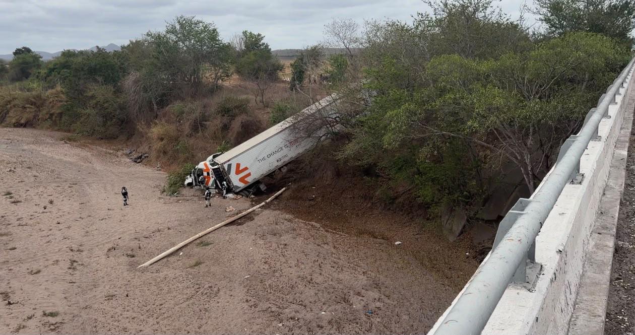$!Rapiña tras accidente: saquean toneladas de carne de tráiler en la Mazatlán-Culiacán