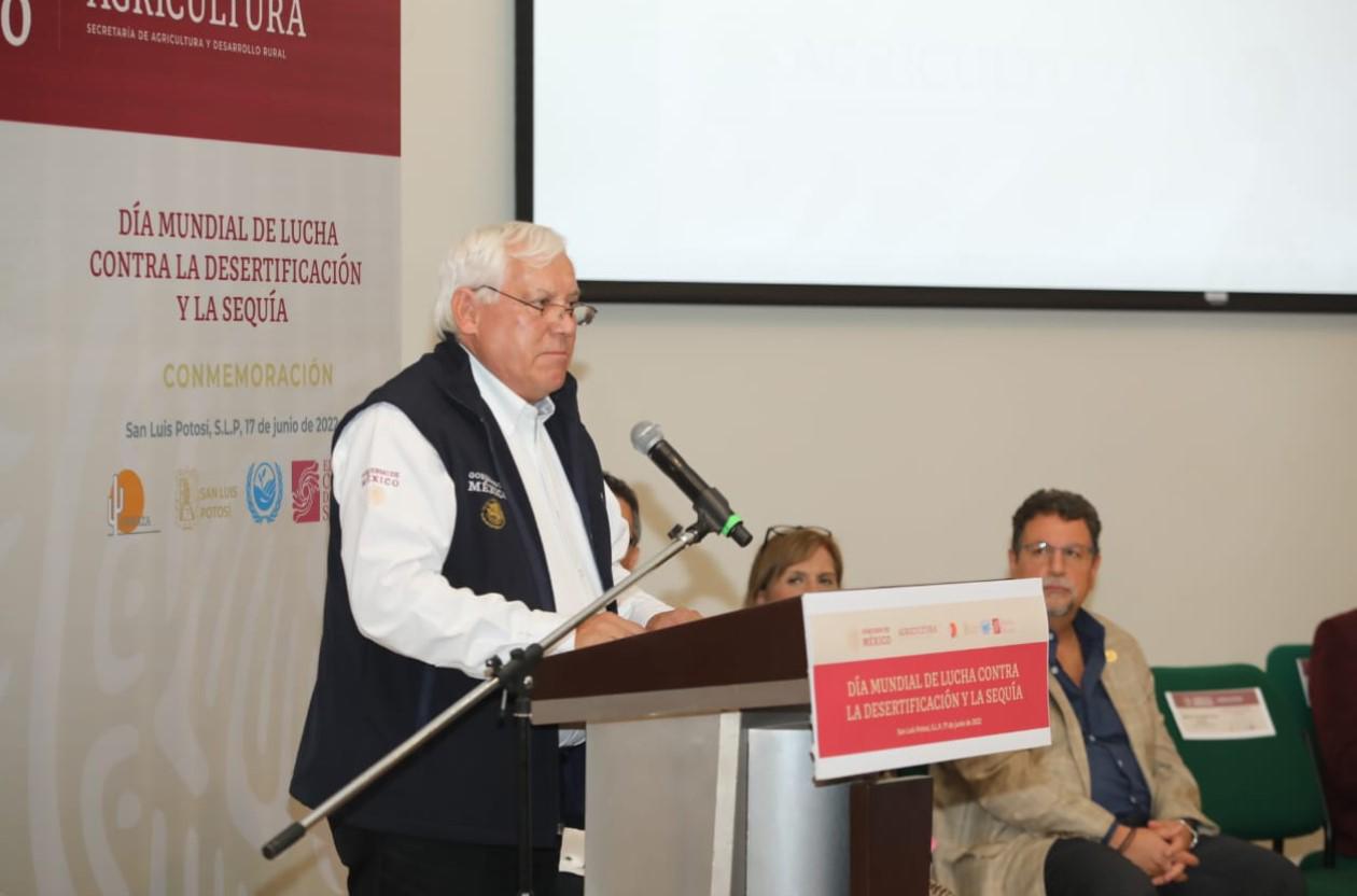 $!El secretario de Agricultura y Desarrollo Rural, Víctor Villalobos Arámbula, durante la conmemoración del Día Mundial de la Lucha contra la Desertificación y la Sequía, celebrada en San Luis Potosí.