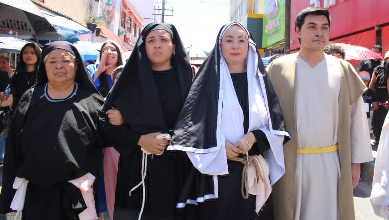 $!Dora y Montserrat Balleza, Elva Vega y Fernando Heras.