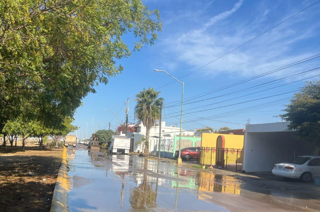 $!Se registra mega fuga de agua potable en Chulavista, al norte de Mazatlán