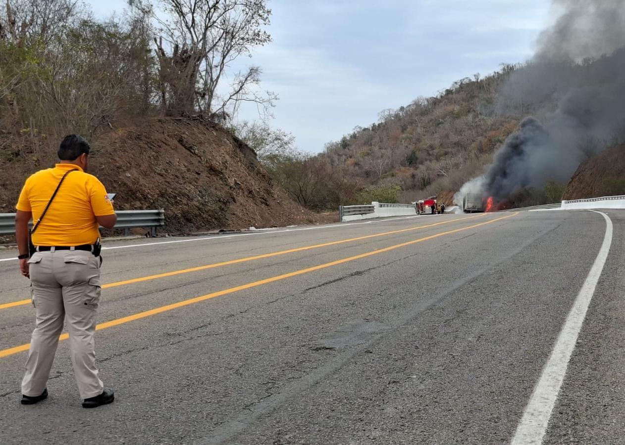 $!Camión de carga se incendia en el Ramal Múnich, en Mazatlán; conductor resulta ileso