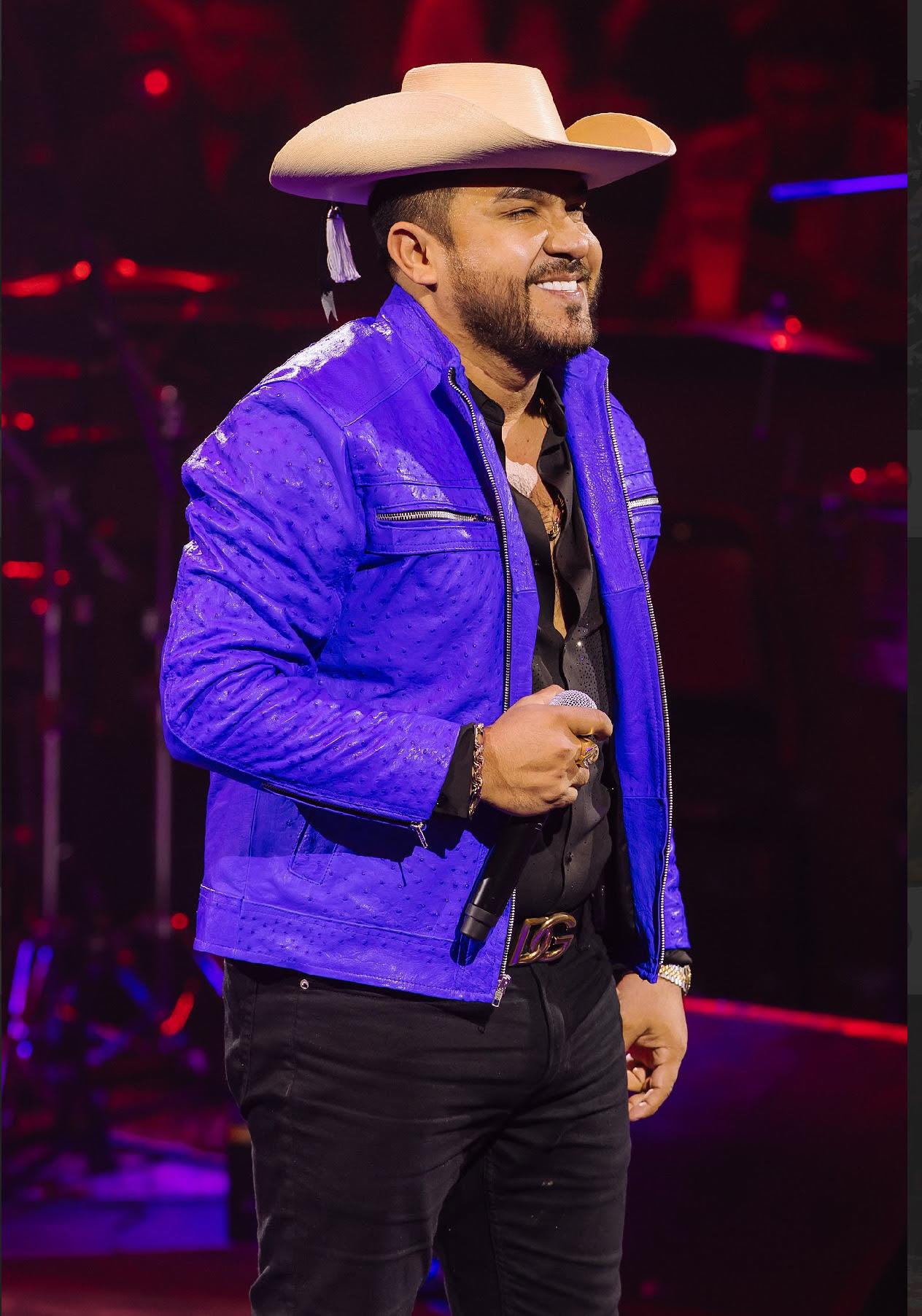 $!Gerardo Díaz abrió la noche con la interpretación de sus mejores temas.