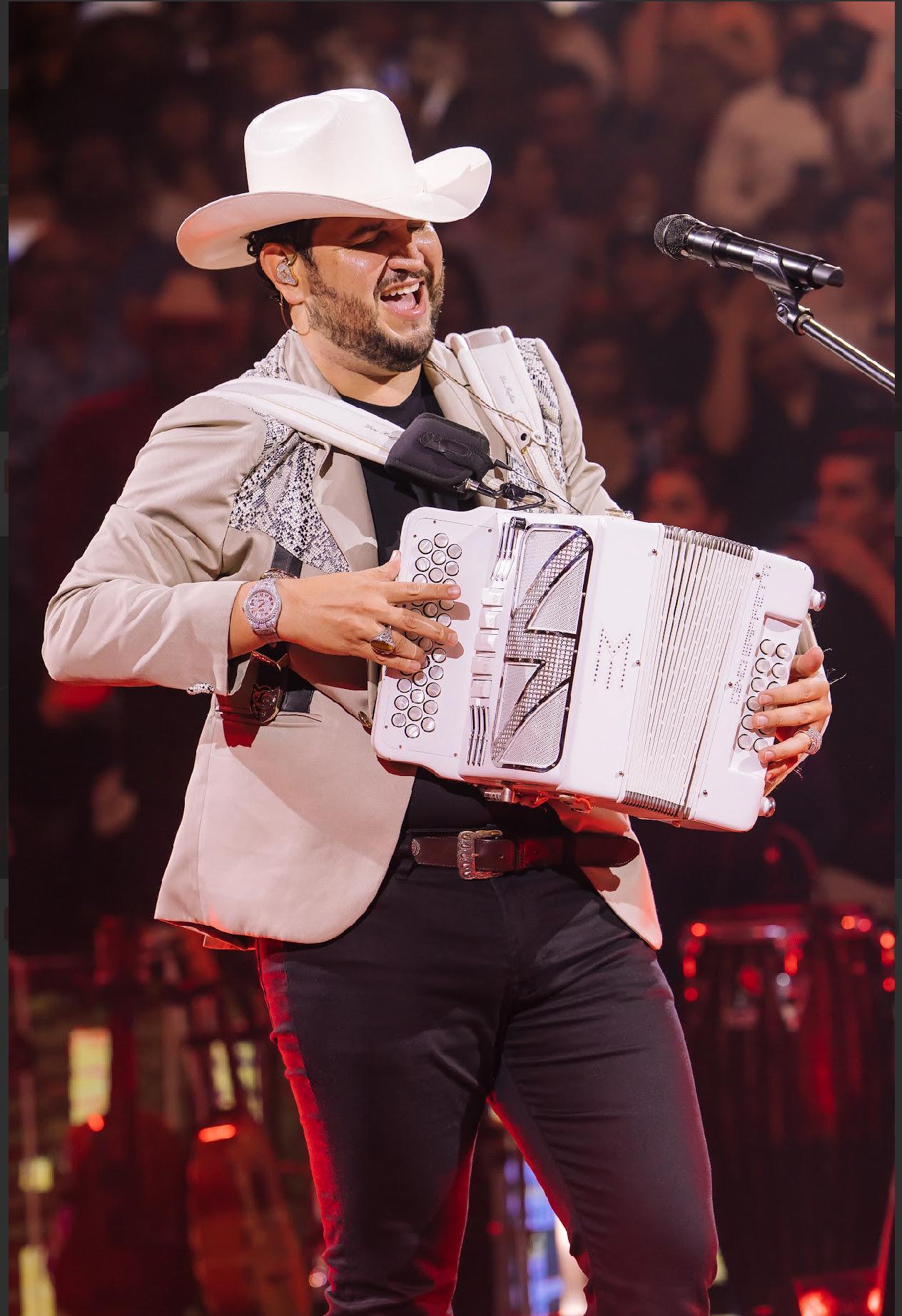 $!Durante el concierto, Edén presentó una ruleta sorpresa con la que rindió homenaje a leyendas de la música.