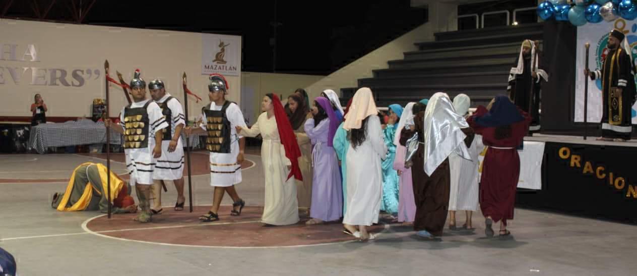 $!Con vestuario especial, los jóvenes dieron vida a las representaciones biblicas.