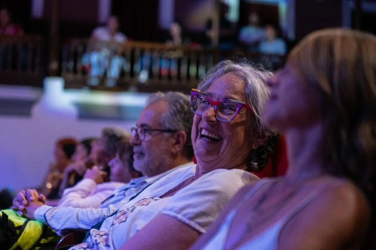 $!El público rio a carcajadas con la puesta.