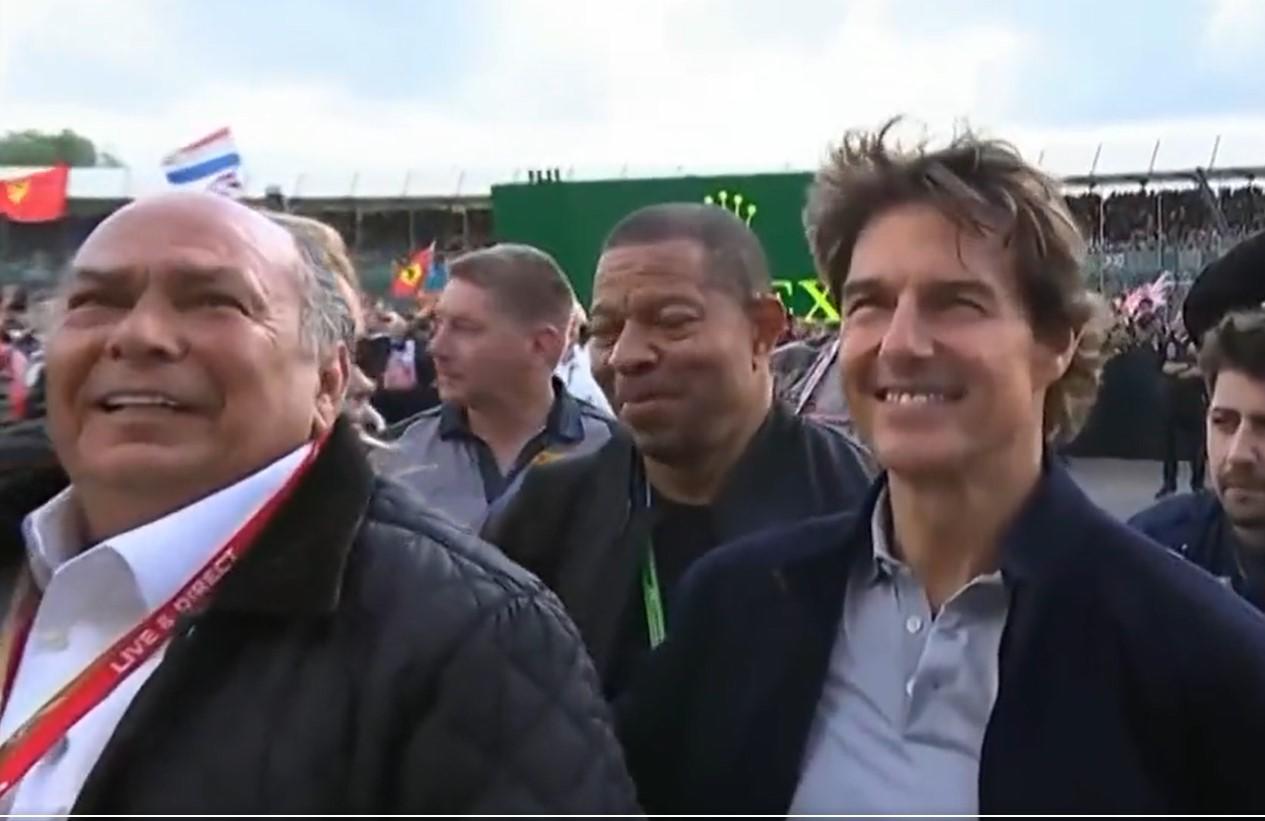 $!Tom Cruise festeja con el padre de Checo Pérez en el Gran Premio de Gran Bretaña