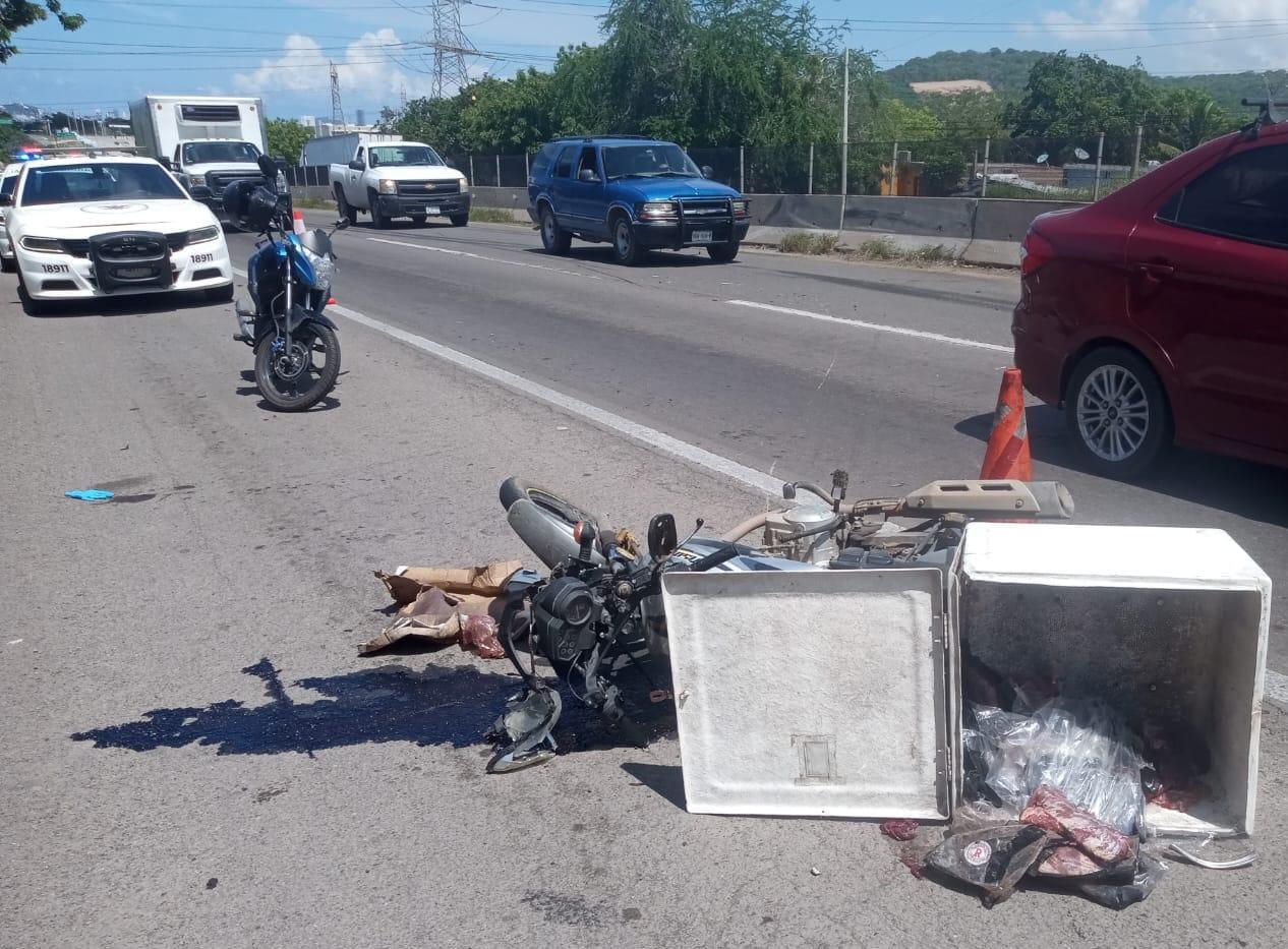 $!Motociclista grave tras ser arrollado por tráiler y camión trompo en la Carretera Internacional de Mazatlán