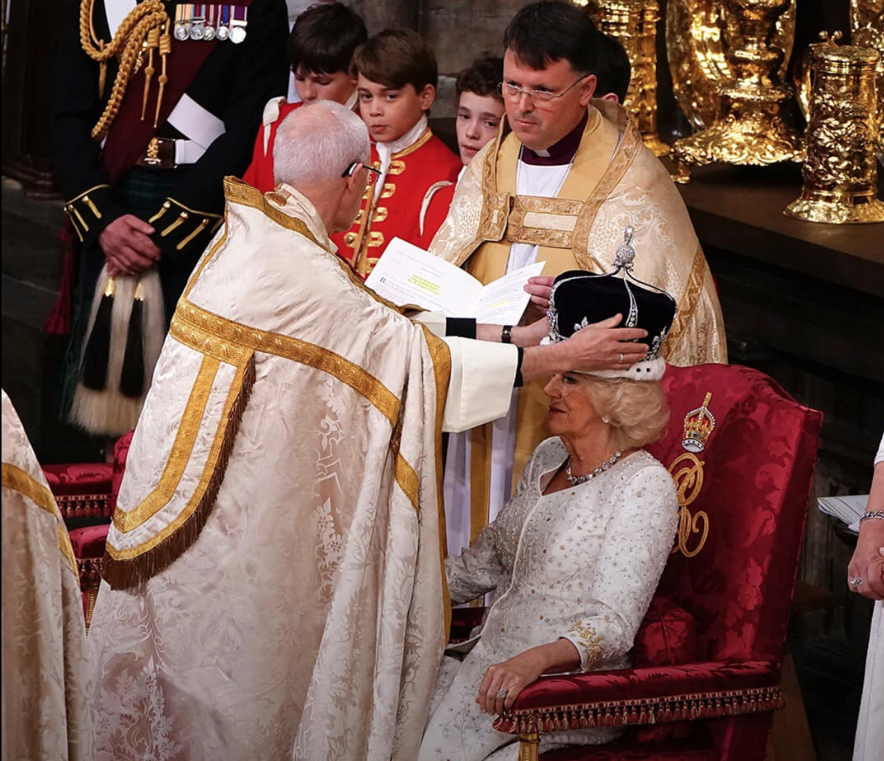 $!Coronan a los reyes Carlos III y Camilla en histórica ceremonia cargada de simbolismos