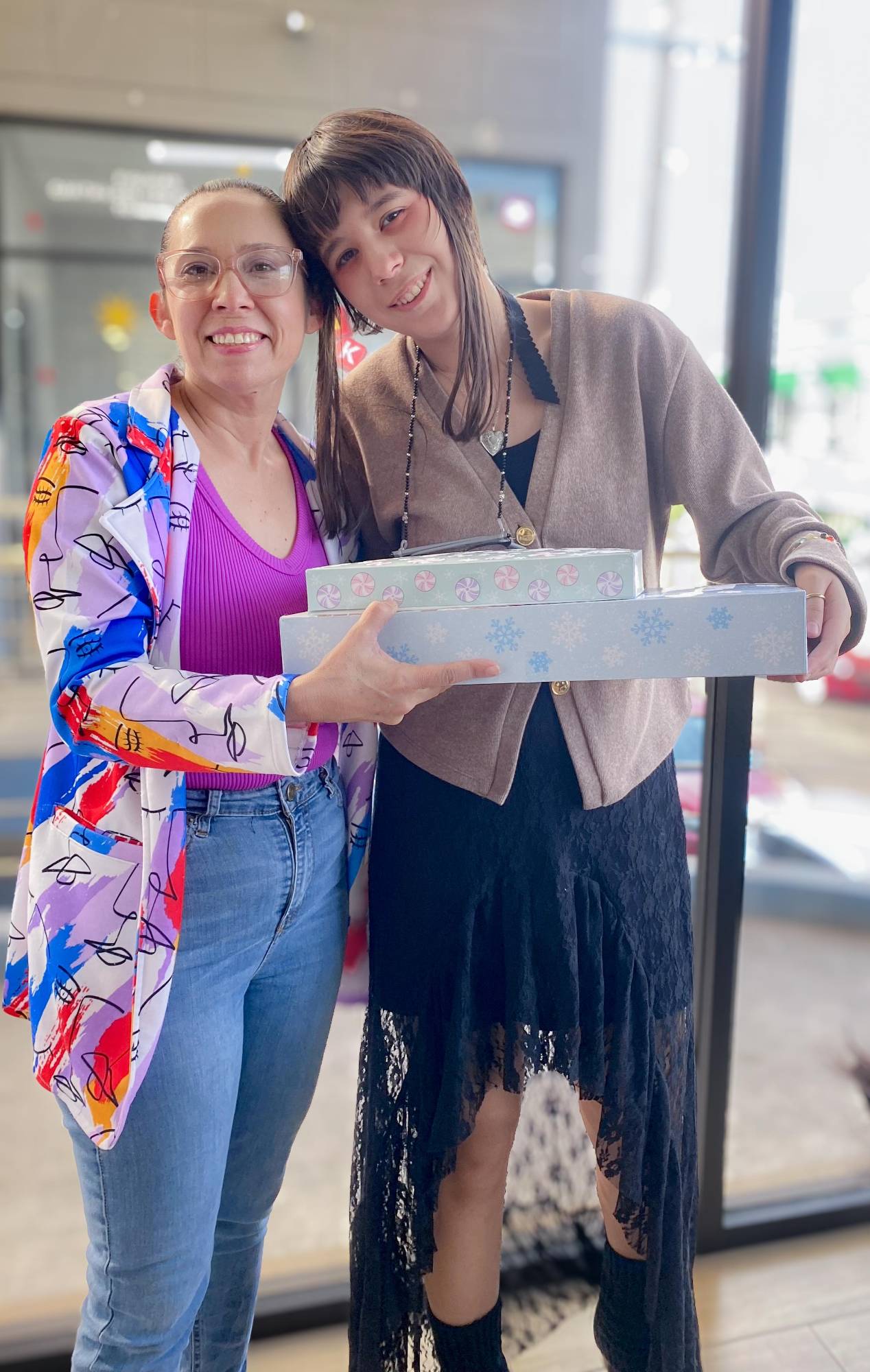 $!Con su tía la doctora Denise Díaz.