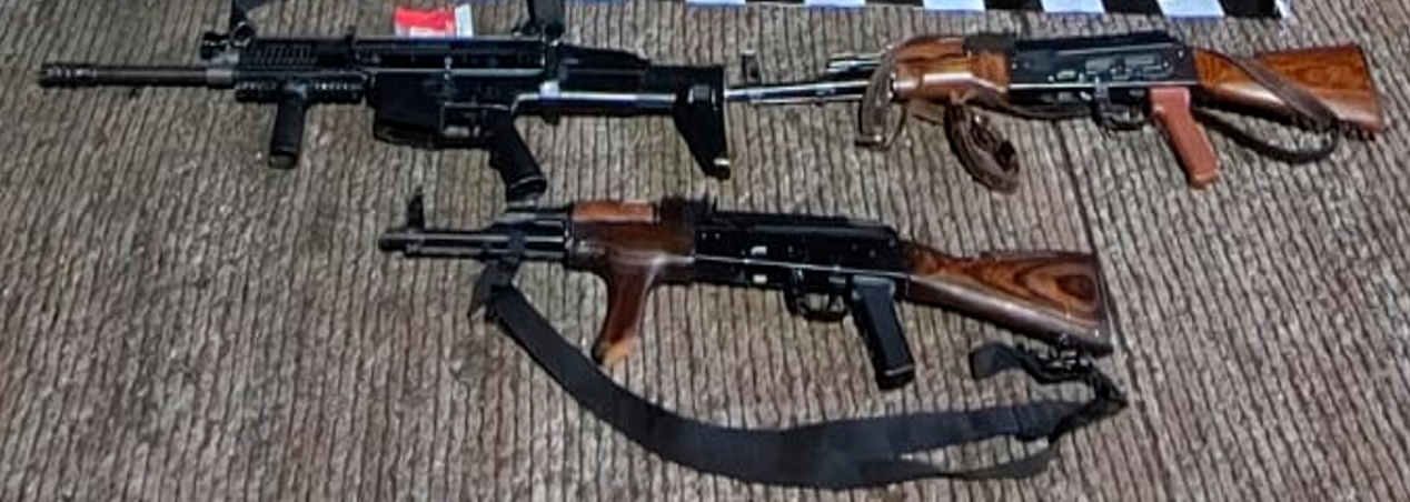 $!Detienen a tres en Mocorito con armas de alto poder, más de 7 mil dosis de droga y un explosivo