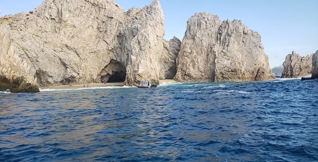 $!Marina rescata a dos hombres, uno con traumatismo, en El Arco de Los Cabos, en BCS