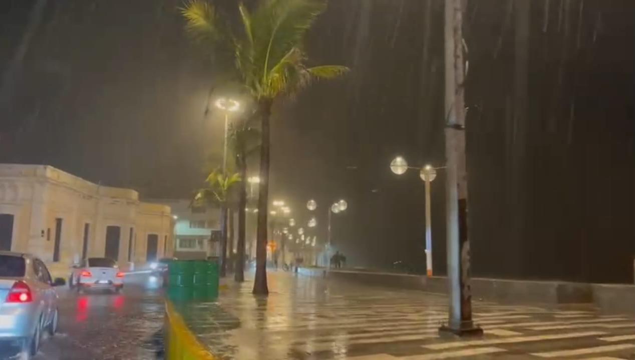 $!Tormenta eléctrica sorprende a Mazatlán este jueves