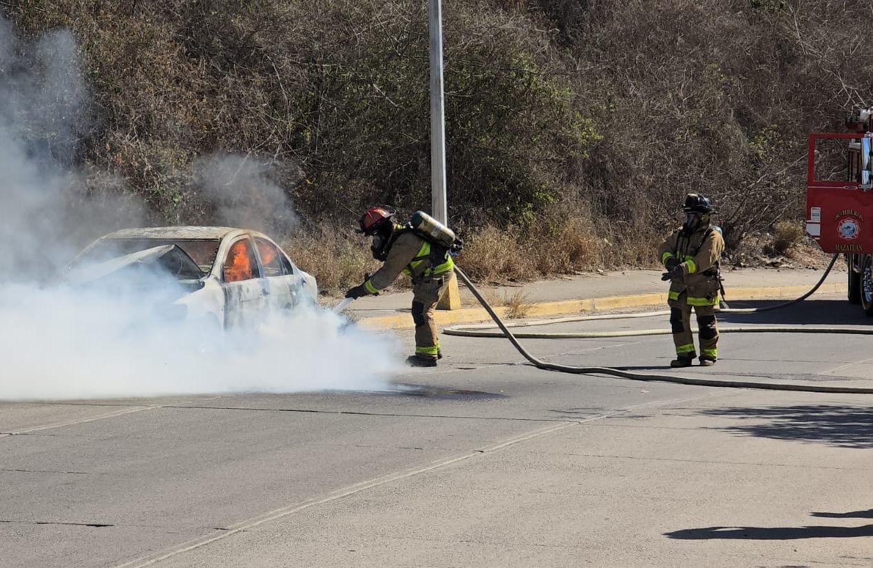 $!Se incendian dos autos en diferentes puntos de Mazatlán